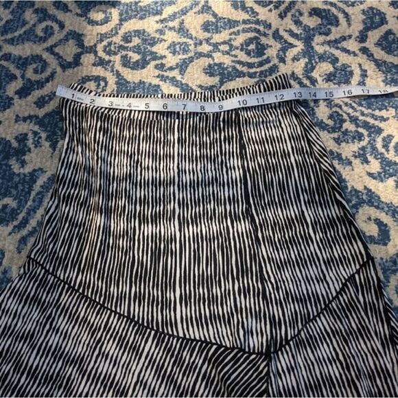 Dunia asymmetrical skirt size small black and white lines throughout - Picture 4 of 7